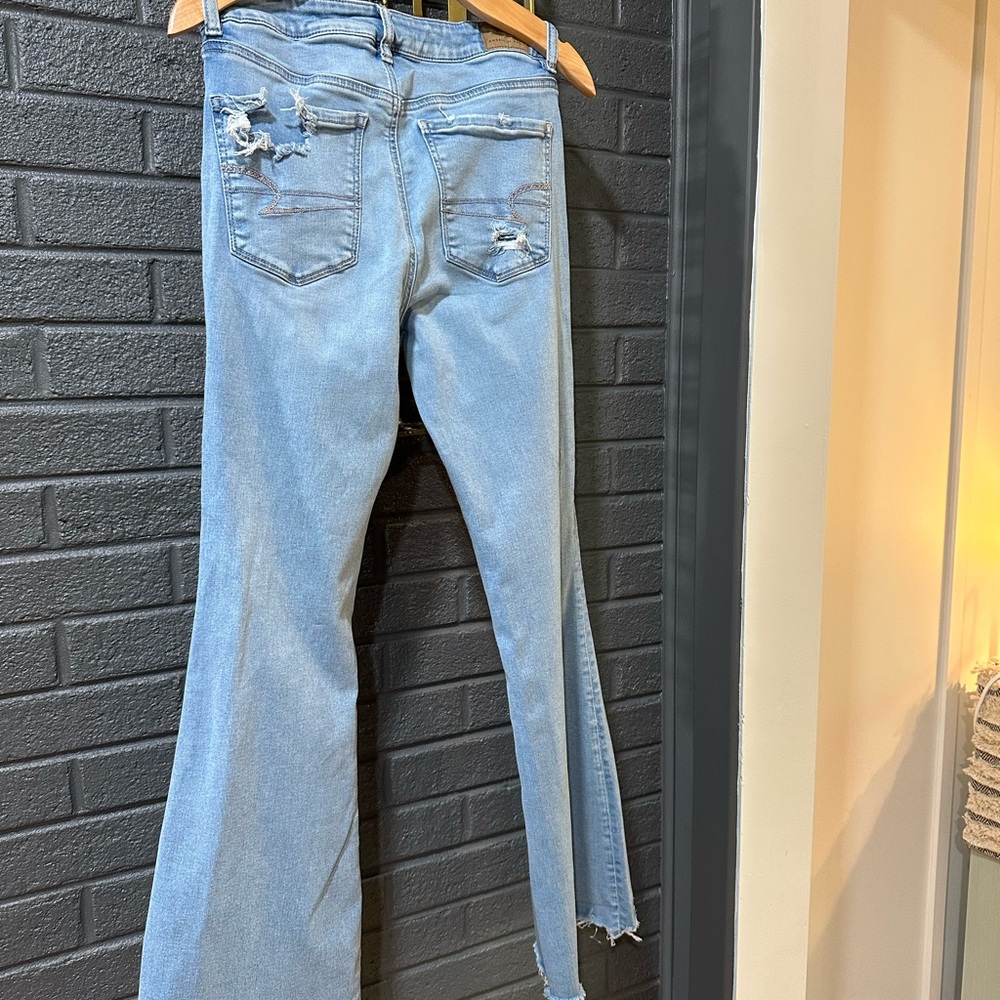 American Eagle Super High Rise Light Blue Distressed Women's Jeans - Picture 4 of 6